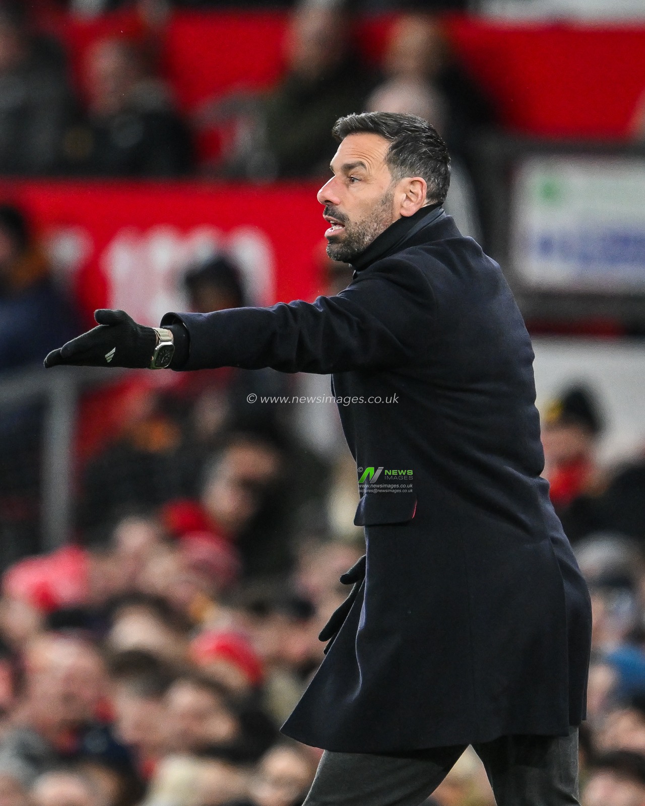 Ruud van Nistelrooy Manager of Leicester City gives his team instructions during the Emirates FA Cup Fourth Round match Manchester United vs Leicester City at Old Trafford, Manchester, United Kingdom, 7th February 2025

(Photo by Craig Thomas/News Images)
