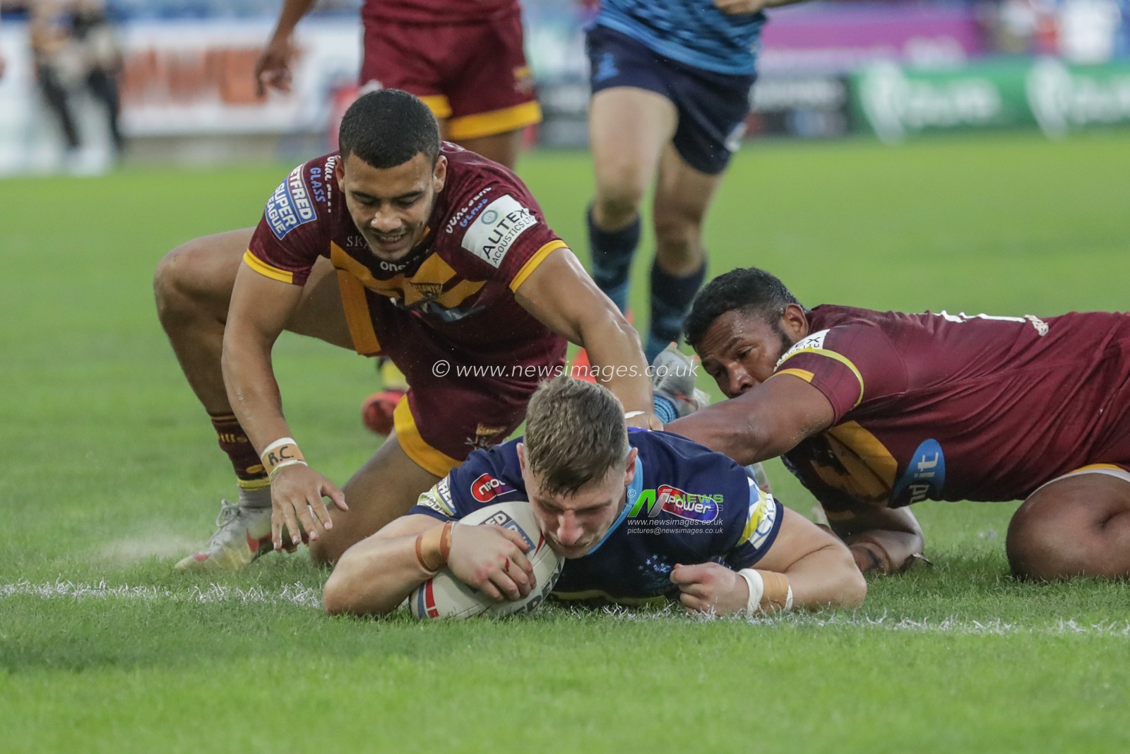 21st June 2019 , John Smiths Stadium, Huddersfield, England; Betfred Super League, Round 19, Huddersfield Giants vs Wigan Warriors ; George Williams (6) of Wigan Warriors goes over for a try 


Credit Mark Cosgrove/News Images