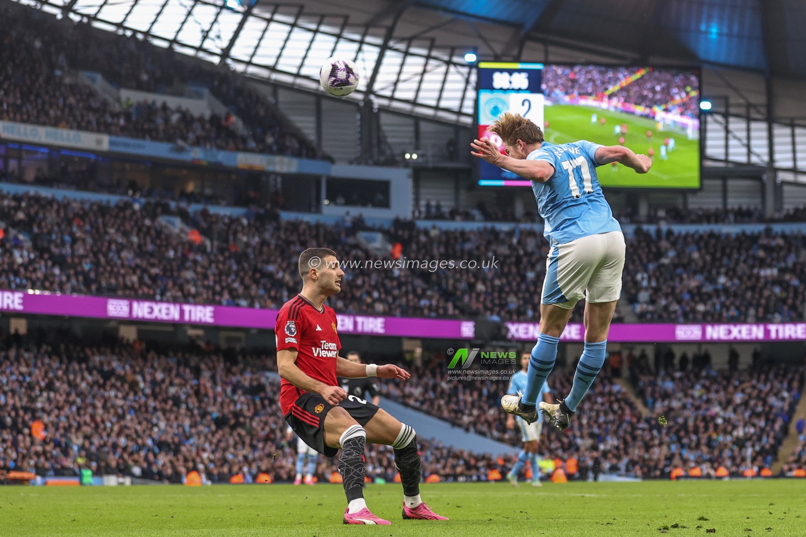 Kevin De Bruyne of Manchester City jumps up to win the high ball during the Premier League match Manchester City vs Manchester United at Etihad Stadium, Manchester, United Kingdom, 3rd March 2024

(Photo by Mark Cosgrove/News Images)