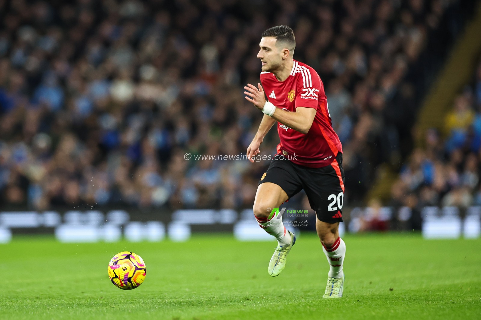 Diogo Dalot of Manchester United makes a break with the ball during the Premier League match Manchester City vs Manchester United at Etihad Stadium, Manchester, United Kingdom, 15th December 2024

(Photo by Mark Cosgrove/News Images)