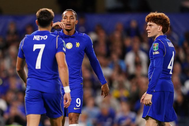 Joao Pedro of Chelsea communicates with Pedro Neto of Chelsea during the Carabao Cup round 2 match Chelsea vs Luton Town at Stamford Bridge, London, United Kingdom on 27 August 2026

(Photo by Harvey Murphy/News Images)