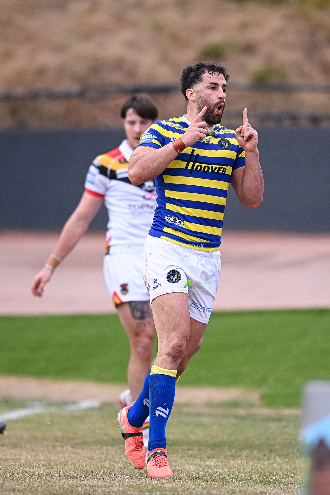Toby King of Warrington Wolves celebrates scoring his team's third try during the Betfred Super League round 22 match Bradford Bulls vs Warrington Wolves at Odsal Stadium, Bradford, United Kingdom on 08 August 2026

(Photo by Ben Roberts/News Images)