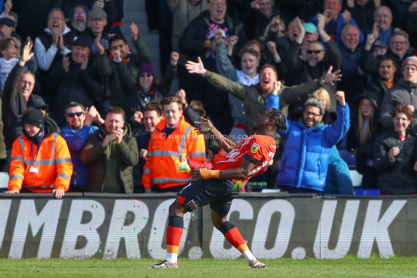 Pelly Ruddock Mpanzu #17 of Luton Town celebrates his goal to make it 3-1 during the Sky Bet Championship match Luton Town vs Blackpool at Kenilworth Road, Luton, United Kingdom, 10th April 2023

(Photo by Gareth Evans/News Images)
