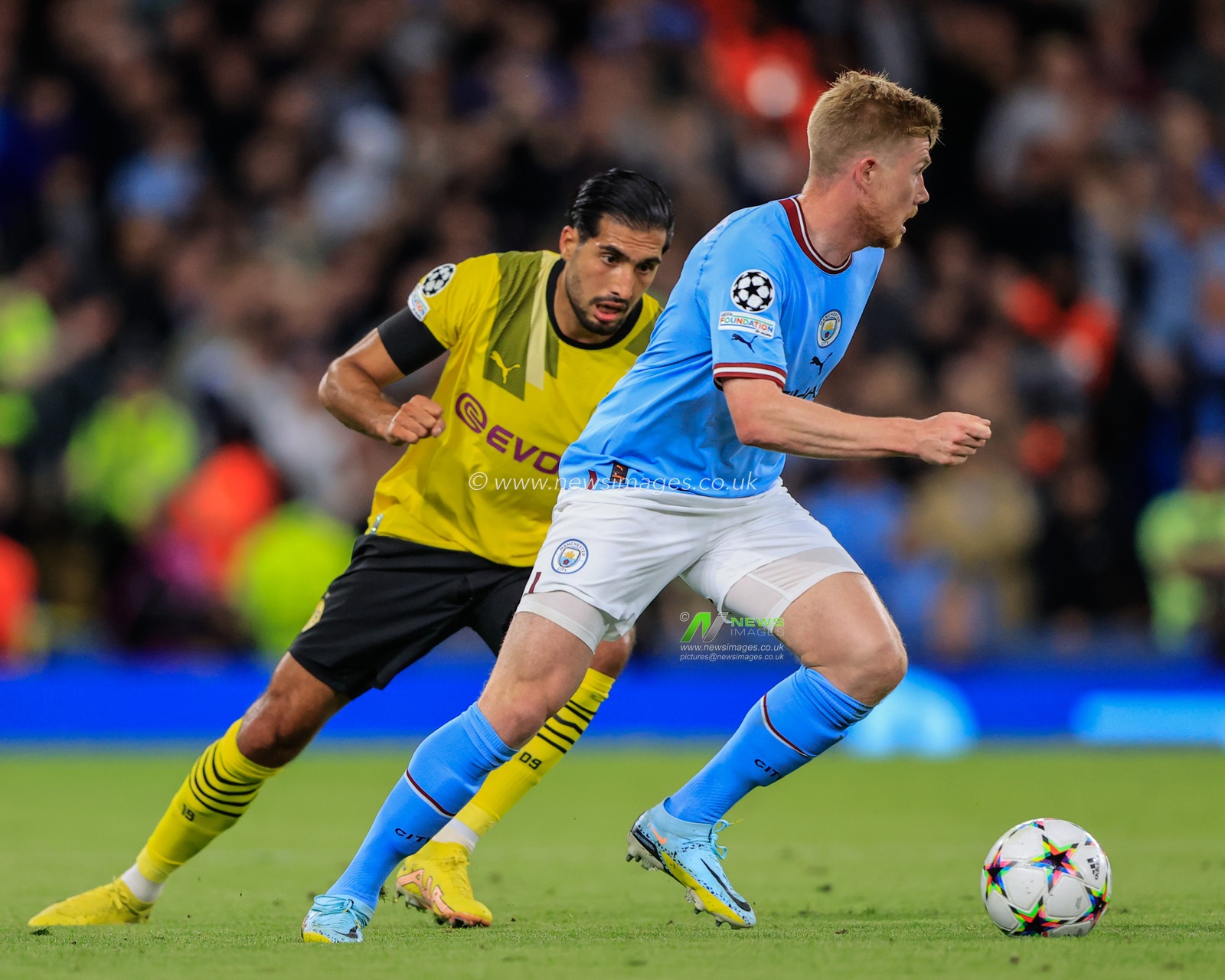 Kevin De Bruyne #17 of Manchester City is tracked by Emre Can #23 of Borussia Dortmund during the UEFA Champions League match Manchester City vs Borussia Dortmund at Etihad Stadium, Manchester, United Kingdom, 14th September 2022

(Photo by Conor Molloy/News Images)