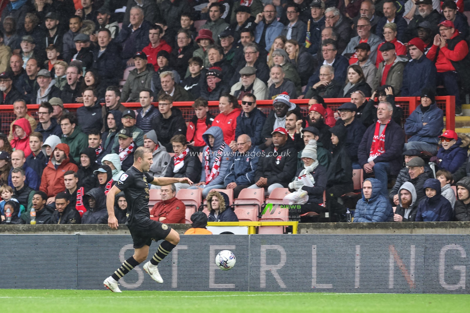 Herbie Kane #8 of Barnsley during the Sky Bet League 1 match Leyton Orient vs Barnsley at Matchroom Stadium, London, United Kingdom, 21st October 2023

(Photo by Mark Cosgrove/News Images)