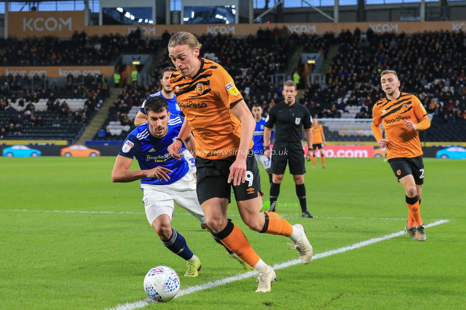 21st December 2019, KC Stadium, Kingston upon Hull, England; Sky Bet Championship, Hull City v Birmingham City :  Tom Eaves (9) of Hull City looks to cross the ball

Credit: David Greaves/News Images