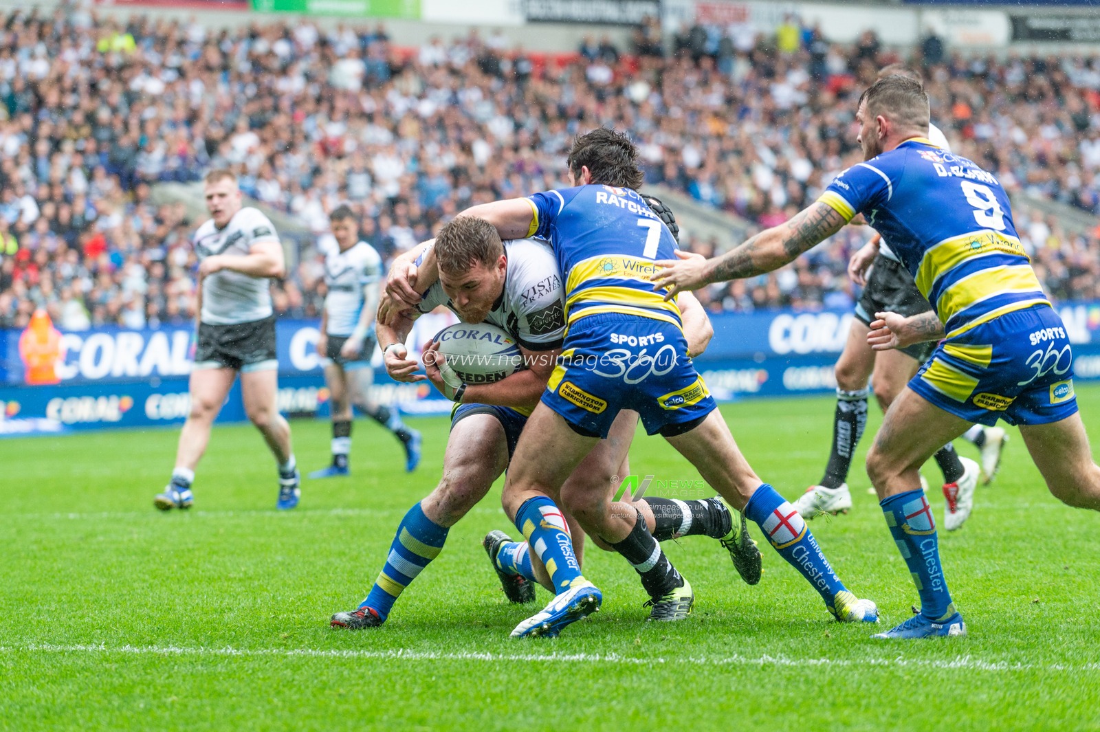 27th July 2019 , University of Bolton Stadium, Bolton, England; 2019 Coral Challenge Cup Semi-Final, Warrington Wolves vs Hull FC ; Scott Taylor (8) of Hull FC scores a try


Credit: Richard Long/News Images