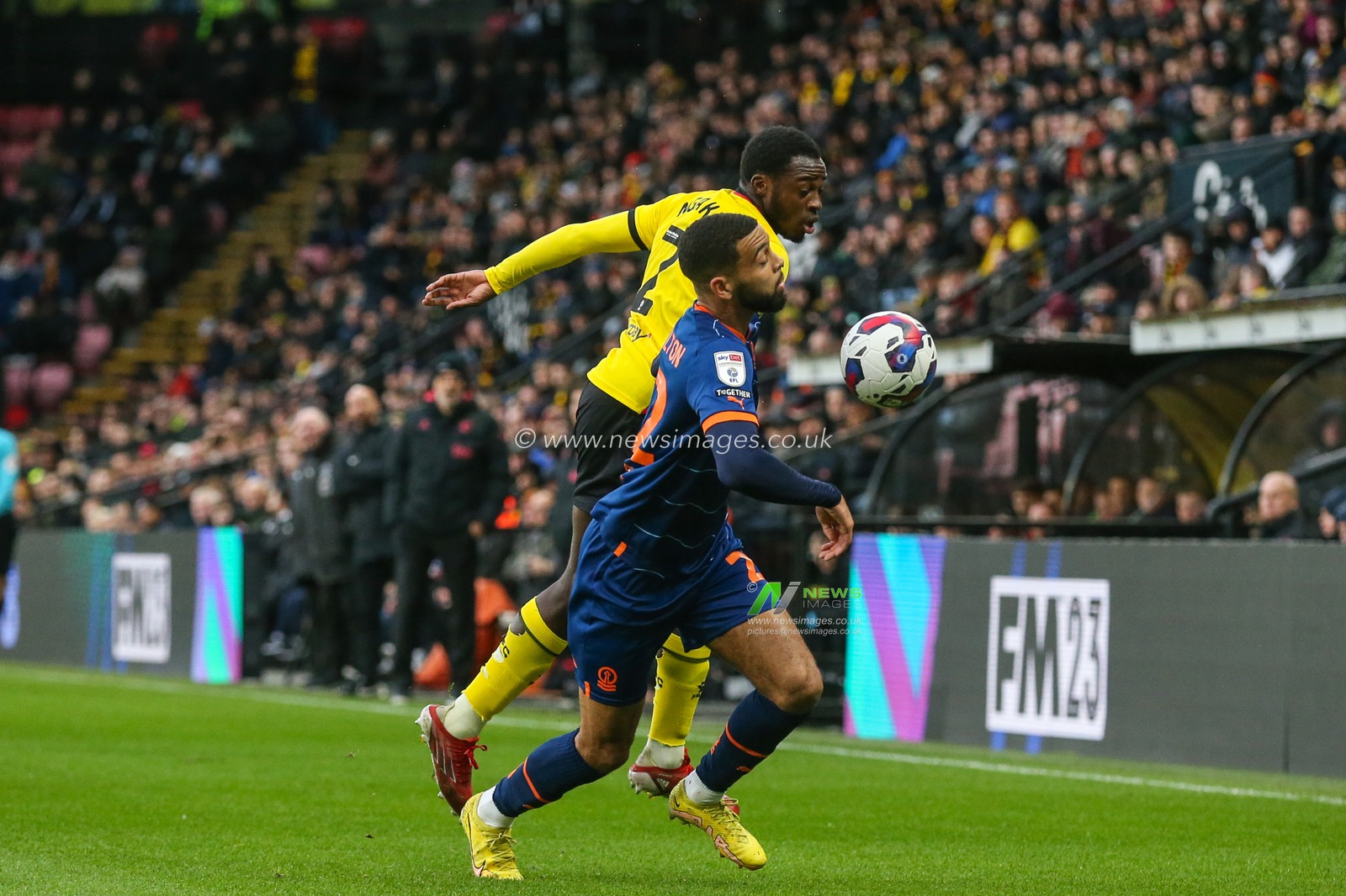 CJ Hamilton #22 of Blackpool and Jeremy Ngakia #2 of Watford tussle for the ball during the Sky Bet Championship match Watford vs Blackpool at Vicarage Road, Watford, United Kingdom, 14th January 2023

(Photo by Arron Gent/News Images)