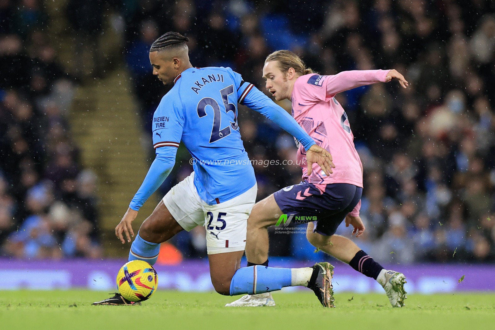Tom Davies #26 of Everton and Manuel Akanji #25 of Manchester City challenge for the ball during the Premier League match Manchester City vs Everton at Etihad Stadium, Manchester, United Kingdom, 31st December 2022

(Photo by Conor Molloy/News Images)