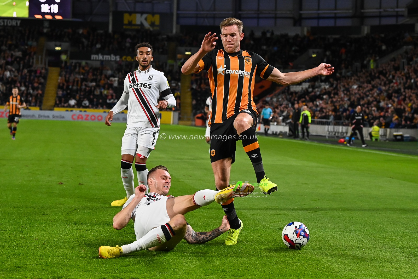 Callum Elder #3 of Hull City is tackled by Ben Wilmot #16 of Stoke City during the Sky Bet Championship match Hull City vs Stoke City at MKM Stadium, Hull, United Kingdom, 13th September 2022

(Photo by Craig Thomas/News Images)