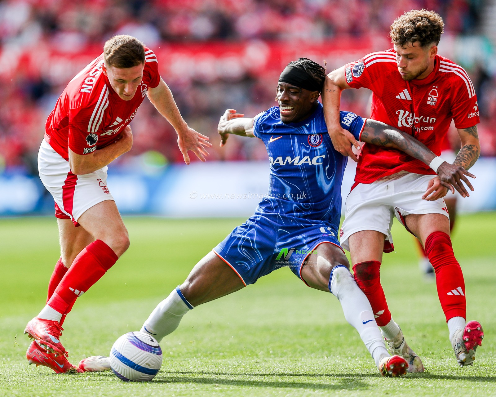 Elliot Anderson and Neco Williams of Nottingham Forest battles for the ball with Noni Madueke of Chelsea during the Premier League match Nottingham Forest vs Chelsea at City Ground, Nottingham, United Kingdom, 25th May 2025

(Photo by Izzy Poles/News Images)