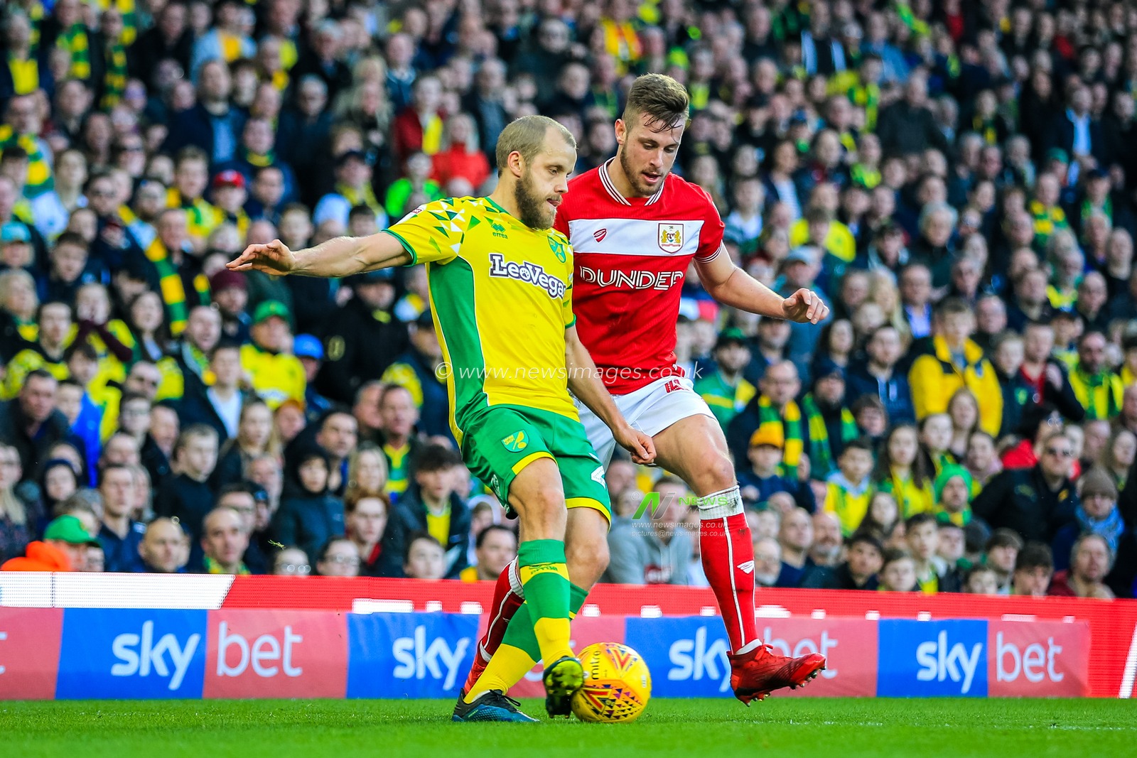 23rd February 2019, Carrow Road, Norfolk, England; Sky Bet Championship, Norwich City vs Bristol City ;  Teemu Pukki (22) of Norwich City controls the ball ahead of Adam Webster (04) of Bristol City

Credit: Georgie Kerr/News Images

English Football League images are subject to DataCo Licence
