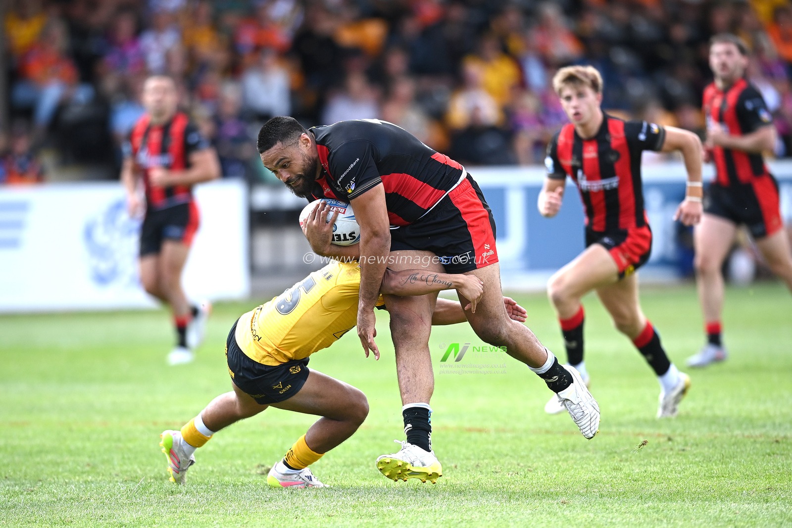 Toafofoa Sipley of Warrington Wolves runs with the ball whilst under pressure during the Betfred Super League round 21 match Castleford Tigers vs Warrington Wolves at OneBore Stadium, Castleford, Untied Kingdom on 01 August 2026

(Photo by Ben Roberts/News Images)
