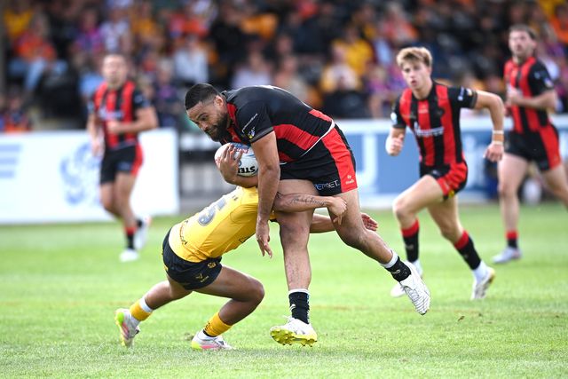 Toafofoa Sipley of Warrington Wolves runs with the ball whilst under pressure during the Betfred Super League round 21 match Castleford Tigers vs Warrington Wolves at OneBore Stadium, Castleford, Untied Kingdom on 01 August 2026

(Photo by Ben Roberts/News Images)
