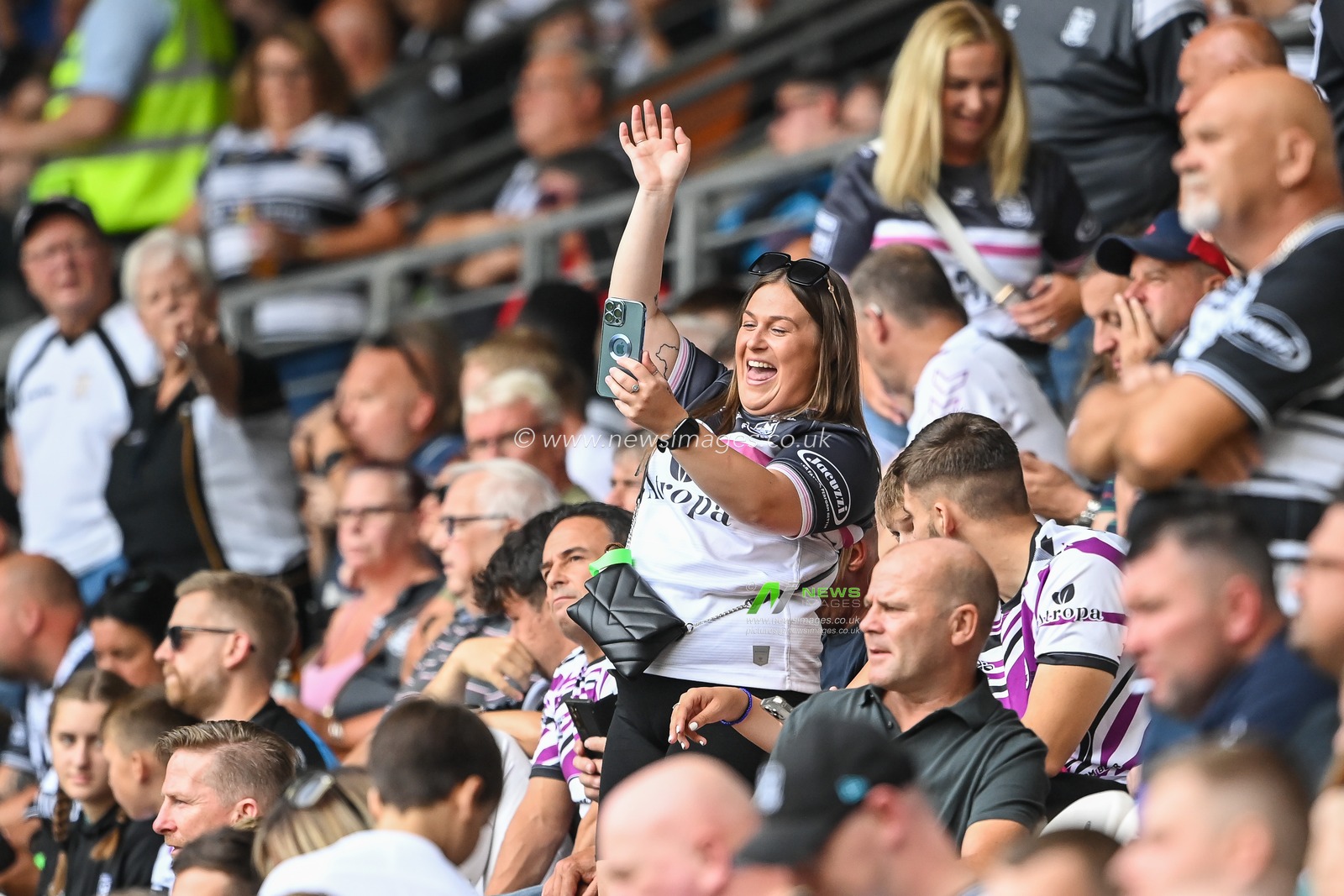 A Hull FC fan during the Betfred Super League match Hull FC vs Hull KR at MKM Stadium, Hull, United Kingdom, 3rd September 2022

(Photo by Craig Thomas/News Images)