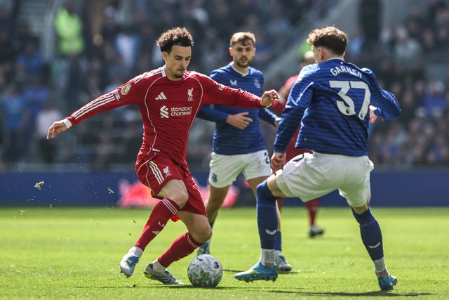 Curtis Jones of Liverpool breaks with the ball under pressure from James Garner of Everton during the Premier League match Everton vs Liverpool at Hill Dickinson Stadium, Liverpool, United Kingdom on 19 April 2026

(Photo by Alfie Cosgrove/News Images)
