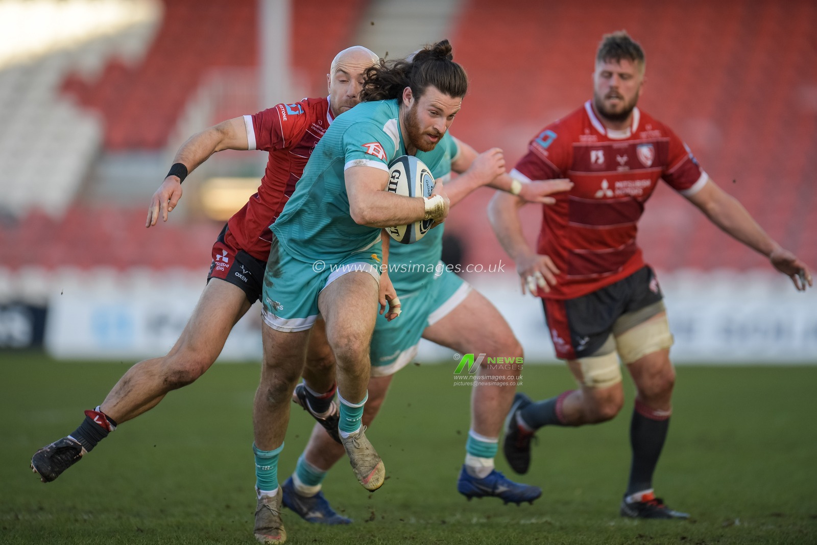 Oli Morris #13 of Worcester Warriors evades the tackle from willi heinz #9 of gloucester rugby