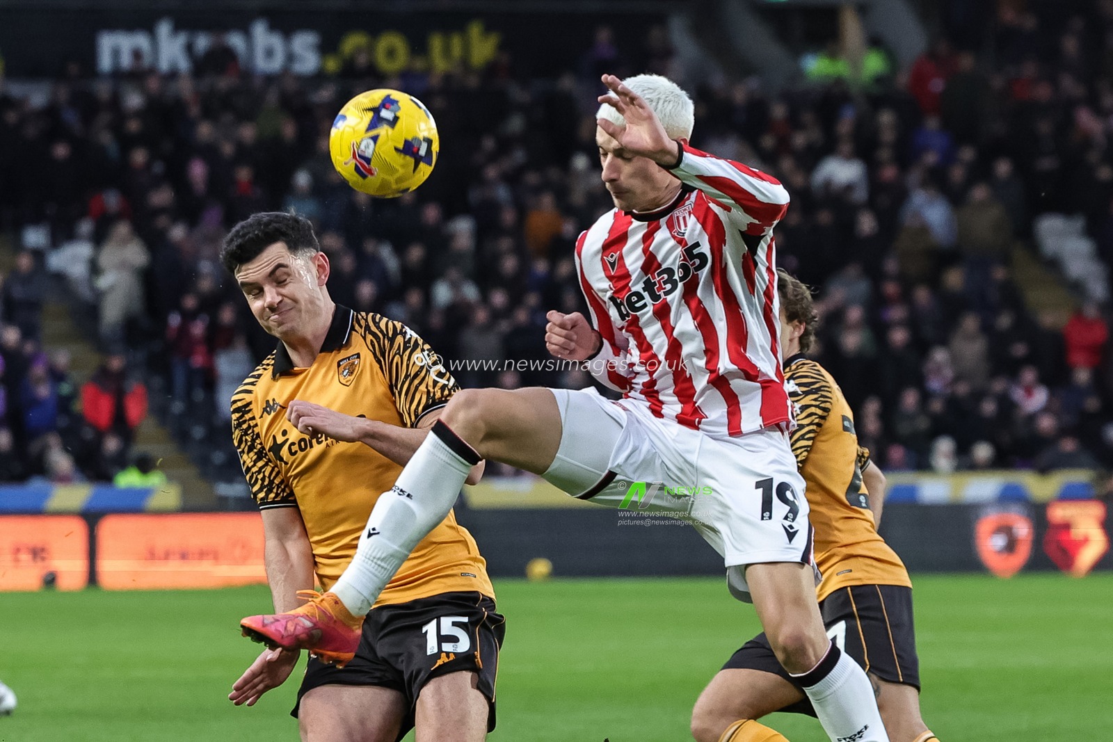 Tomas Rigo of Stoke City and John Egan of Hull City battle for the ball during the Sky Bet Championship match Hull City vs Stoke City at MKM Stadium, Hull, United Kingdom, 1st January 2026

(Photo by Mark Cosgrove/News Images)

*** GER AUT SUI OUT ***