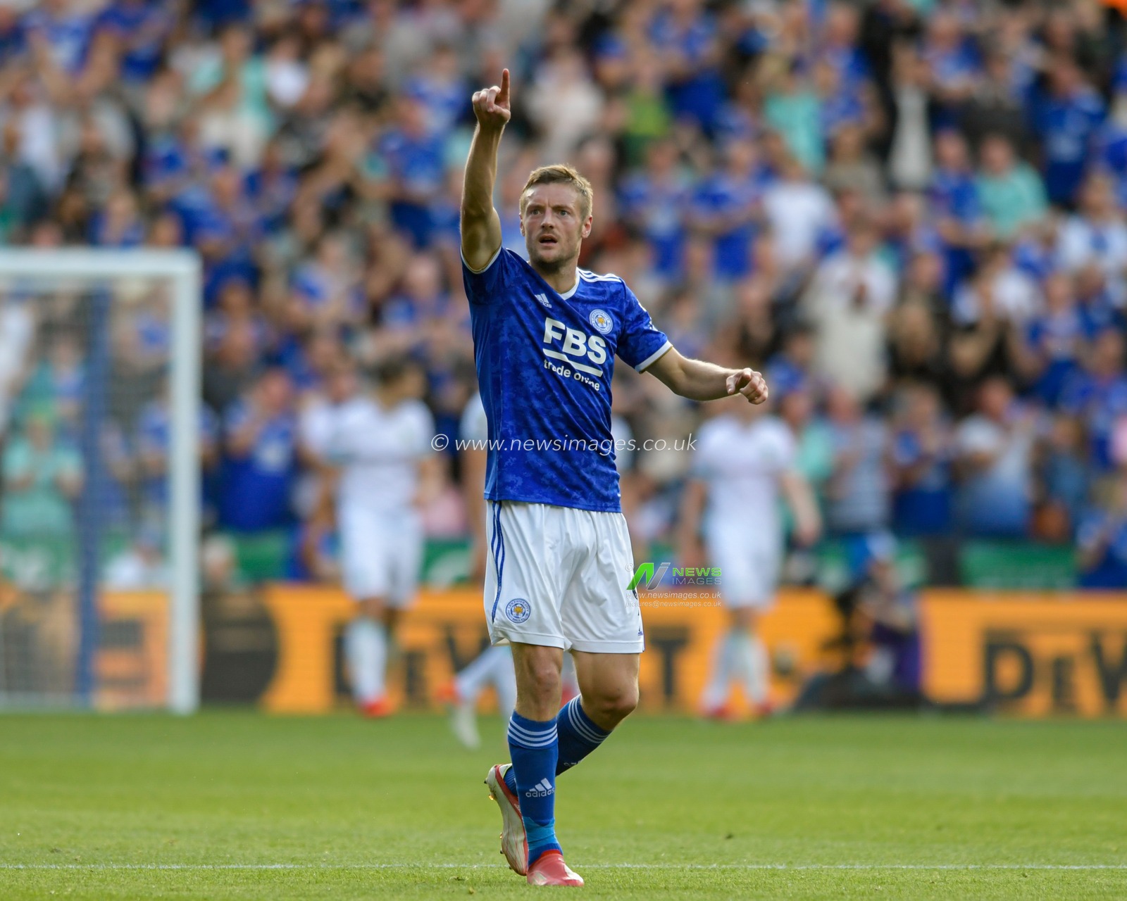 Jamie Vardy #9 of Leicester City celebrates scoring a goal to make it 2-2