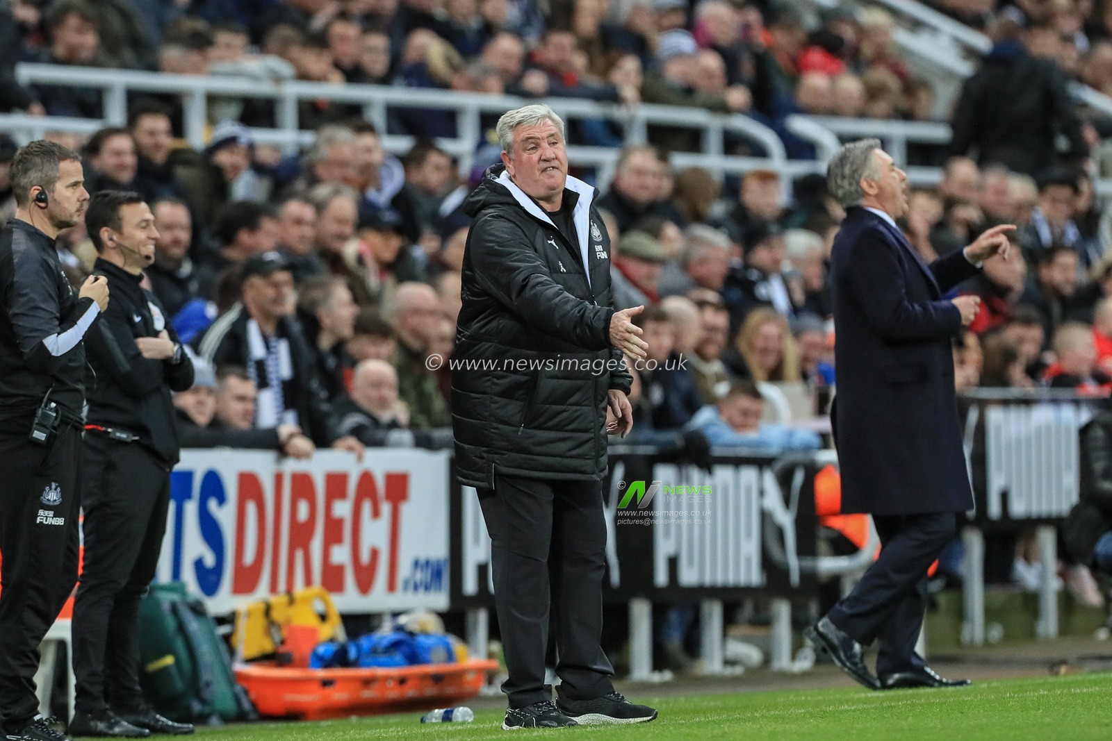 28th December 2019, St. James's Park, Newcastle, England; Premier League, Newcastle United v Everton : Steve Bruce manager of Newcastle United gives his team instructions 

Credit: Mark Cosgrove/News Images
