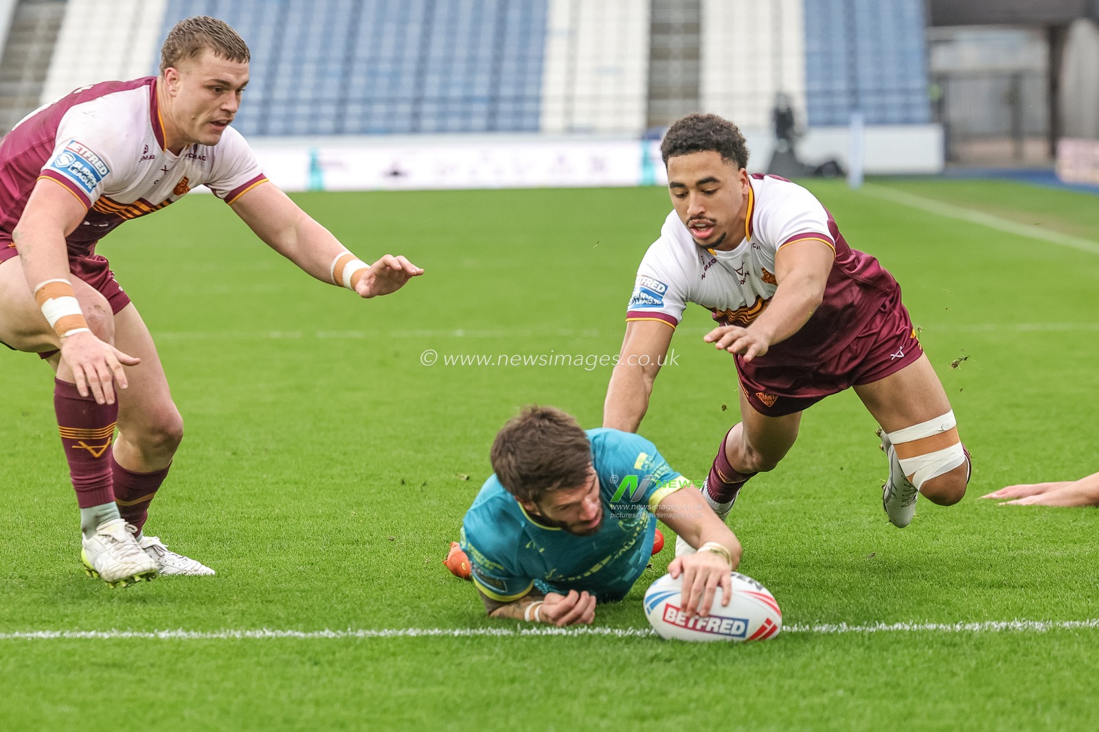 Oliver Gildart of Hull KR goes over for a try during the Betfred Super League Round 4 match Huddersfield Giants vs Hull KR at Accu Stadium, Huddersfield, United Kingdom on 08 March 2026

(Photo by Mark Cosgrove/News Images)