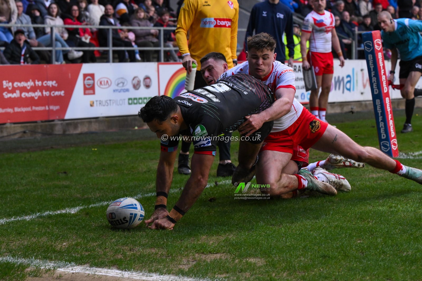 Bevan French of Wigan Warriors goes over for a try during the Betfred Super League Round 6 match St Helens vs Wigan Warriors at Totally Wicked Stadium, St Helens, United Kingdom, 29th March 2024

(Photo by Craig Thomas/News Images)