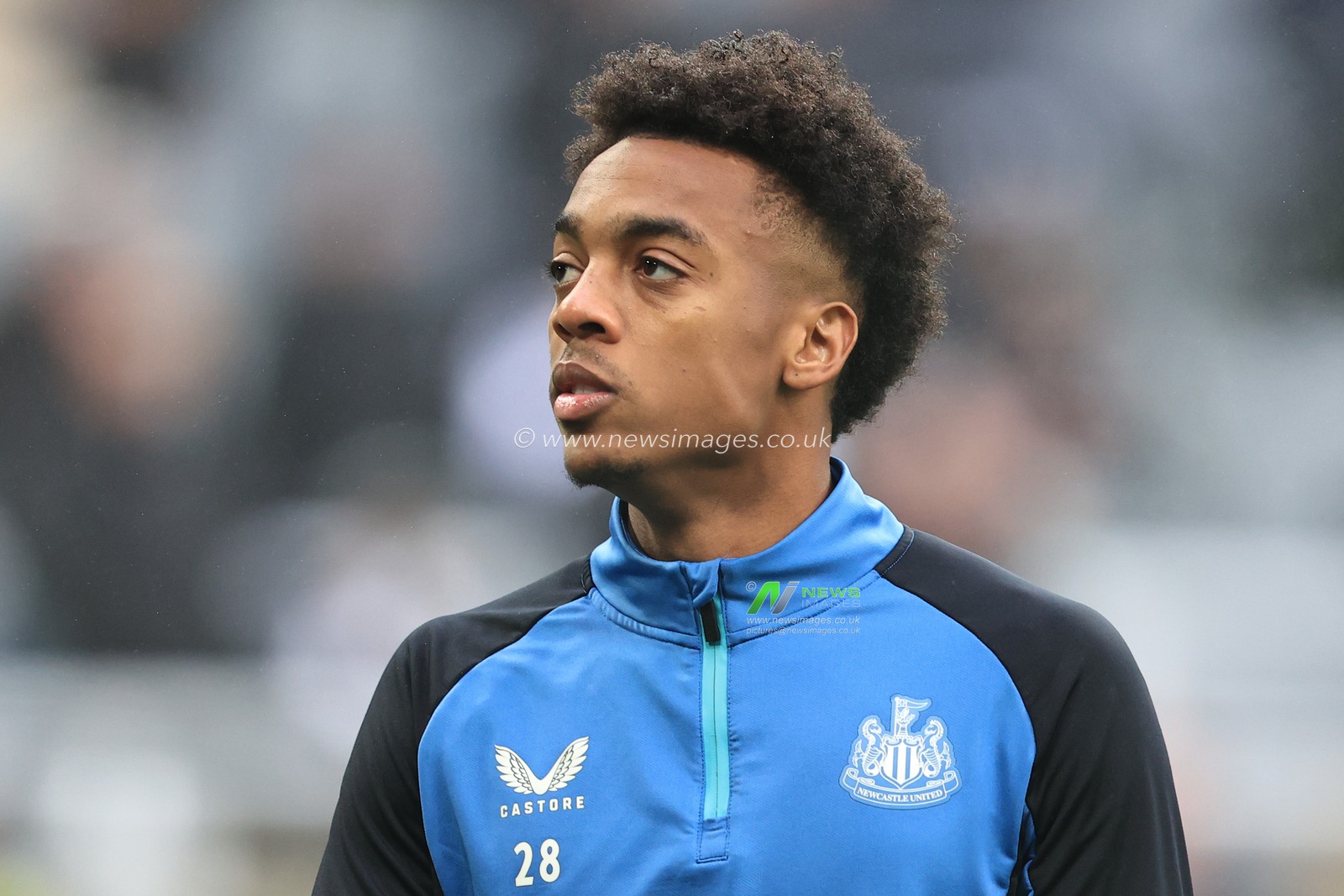 Joe Willock #28 of Newcastle United during the pre-game warmup
