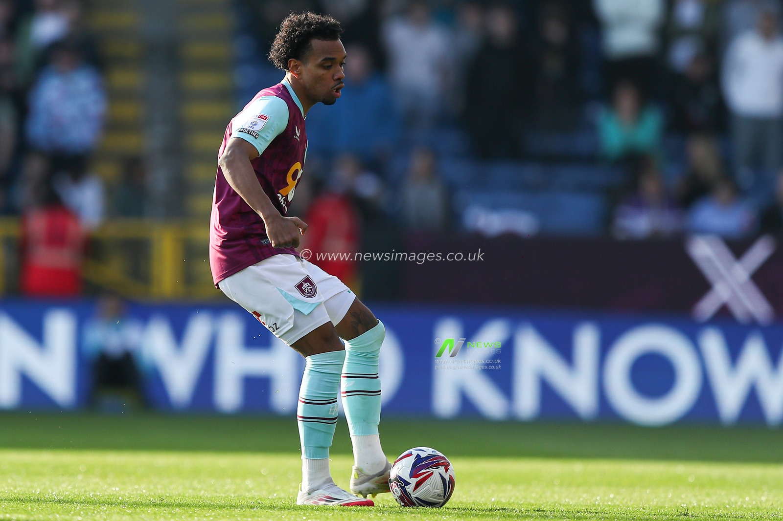 Lucas Pires of Burnley passes the ball during the Sky Bet Championship match Burnley vs Luton Town at Turf Moor, Burnley, United Kingdom, 8th March 2025

(Photo by Jorge Horsted/News Images)