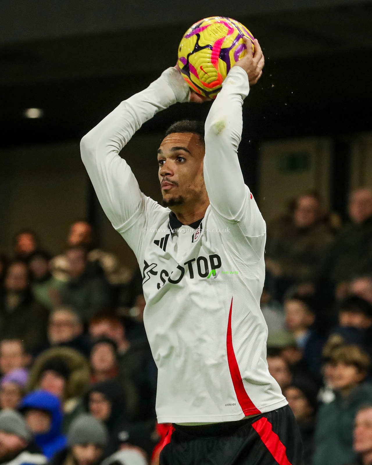 Antonee Robinson of Fulham takes a throw in during the Premier League match Fulham vs Wolverhampton Wanderers at Craven Cottage, London, United Kingdom, 23rd November 2024

(Photo by Izzy Poles/News Images)