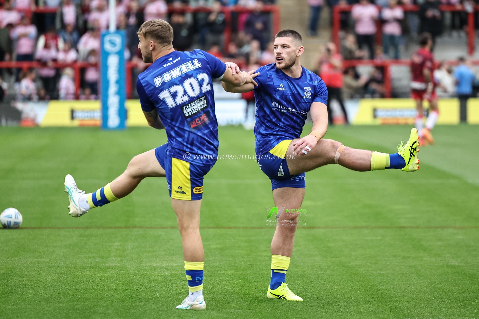 Sam Powell of Warrington Wolves and Danny Walker of Warrington Wolves in the pre-game warm up during the Betfred Super League Round 20 Leigh Leopards vs Warrington Wolves at Leigh Sports Village, Leigh, United Kingdom, 1st August 2025

(Photo by Mark Cosgrove/News Images)