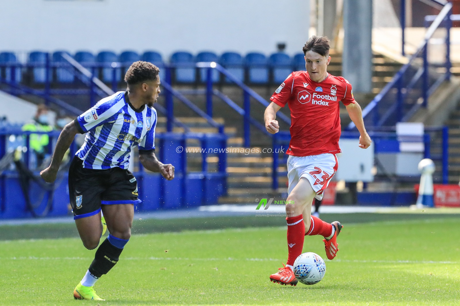 Joe Lolley (23) of Nottingham Forest breaks with the ball