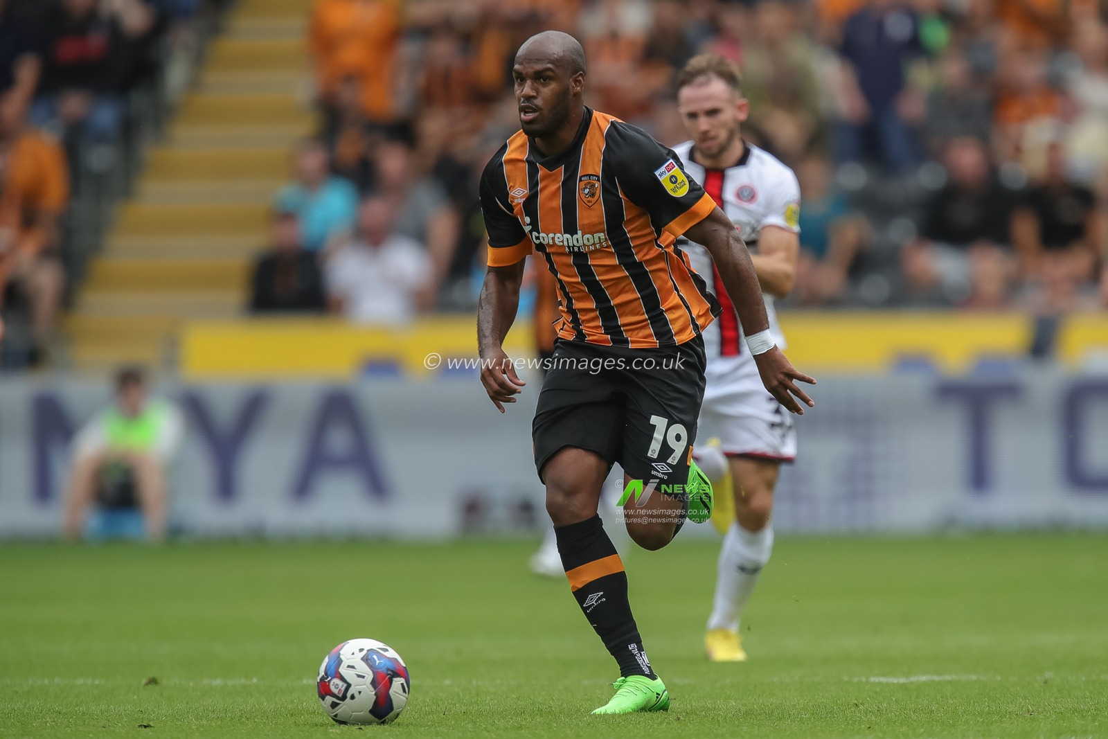 Ã“scar EstupiÃ±Ã¡n #19 of Hull City breaks clear during the Sky Bet Championship match Hull City vs Sheffield United at MKM Stadium, Hull, United Kingdom, 4th September 2022

(Photo by James Heaton/News Images)