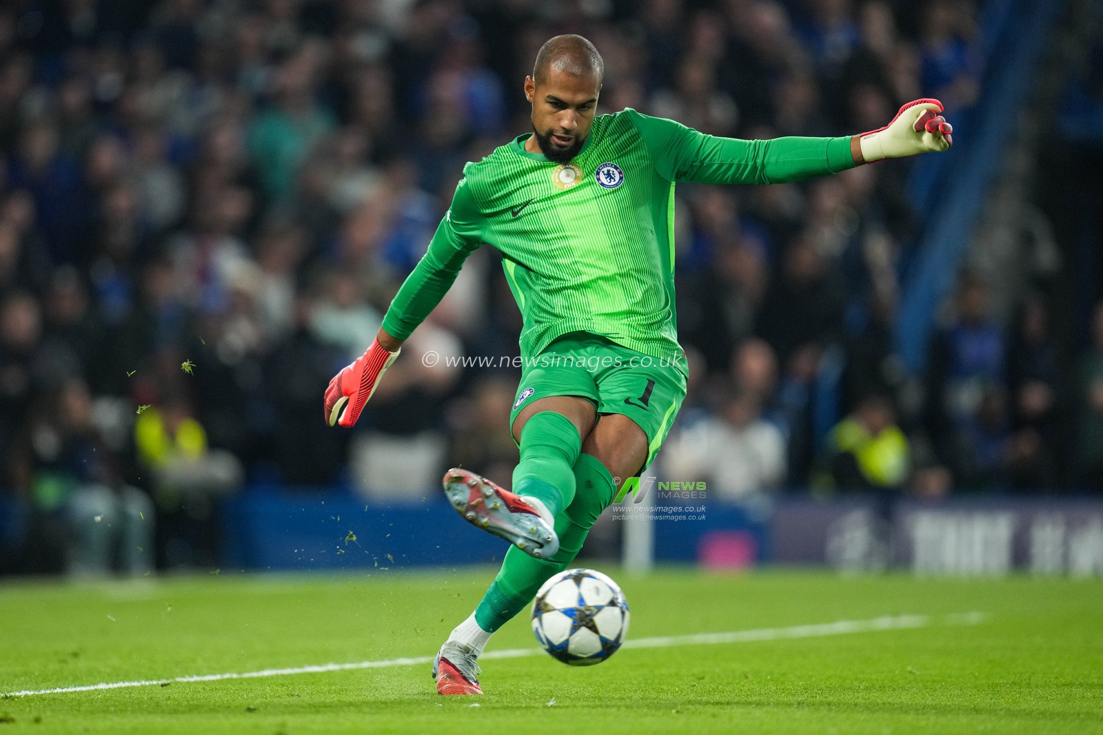 Robert Sánchez of Chelsea plays a pass out wide during the UEFA Champions League match Chelsea vs Benfica at Stamford Bridge, London, United Kingdom, 30th September 2025

(Photo by Harvey Murphy/News Images)