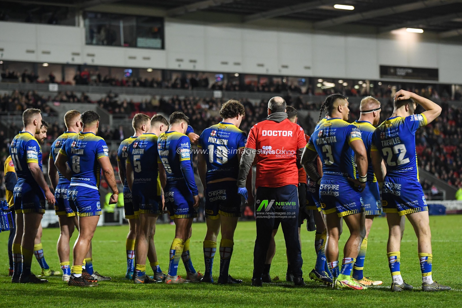 The Warrington Wolves players regroup after seeing St Helens score a try