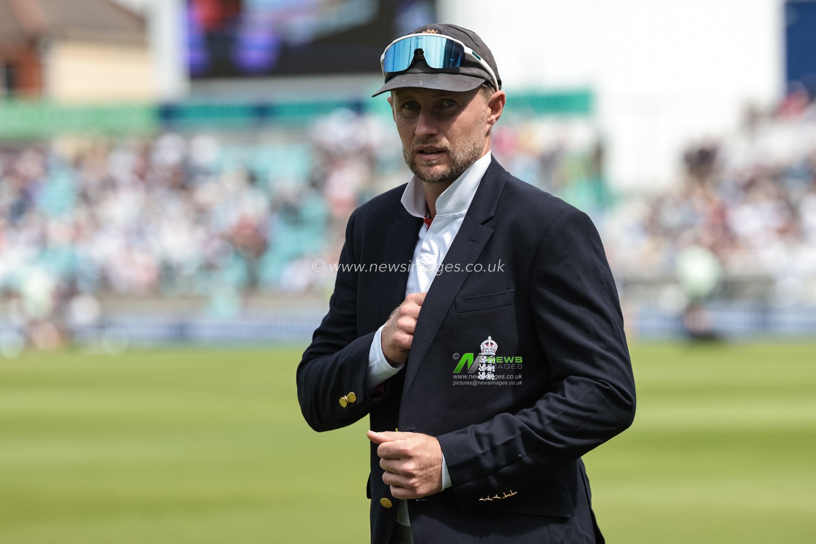 England captain Joe Root with his captain’s jacket during the 2nd Rothesay Test Match Day 1 match England vs New Zealand at The Kia Oval, London, United Kingdom on 17 June 2026

(Photo by Mark Cosgrove/News Images)