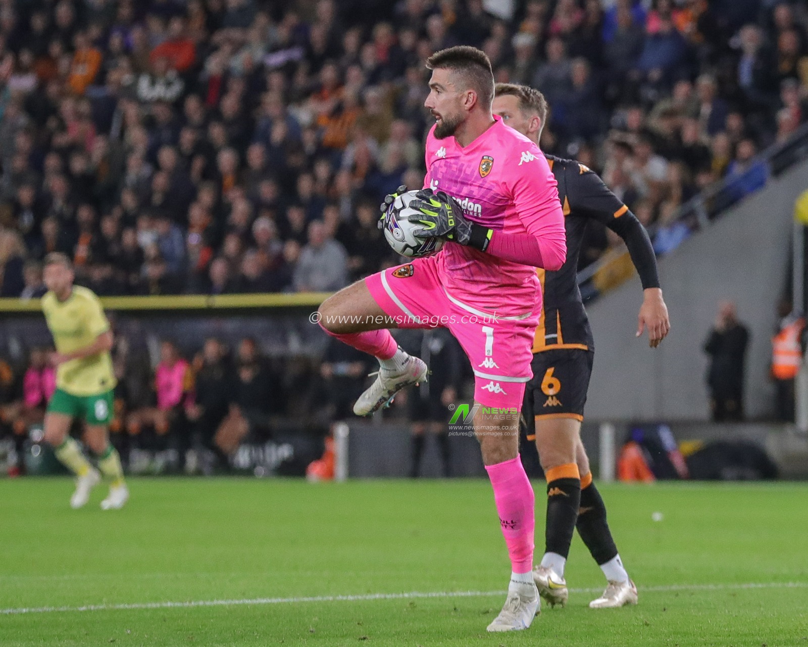 Matt Ingram #1 of Hull City catches the ball during the Sky Bet Championship match Hull City vs Bristol City at MKM Stadium, Hull, United Kingdom, 25th August 2023

(Photo by Alfie Cosgrove/News Images)