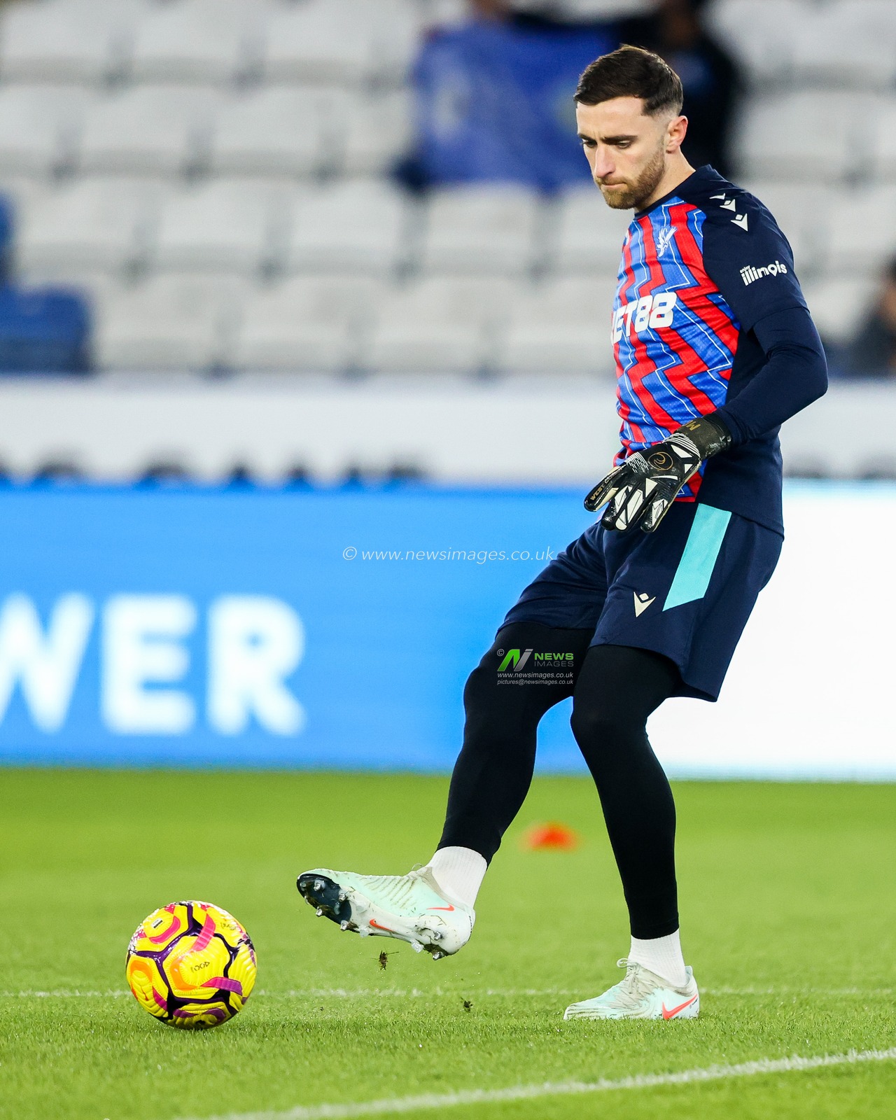 Matt Turner of Crystal Palace warms up prior to the Premier League match Leicester City vs Crystal Palace at King Power Stadium, Leicester, United Kingdom, 15th January 2025

(Photo by Alfie Cosgrove/News Images)