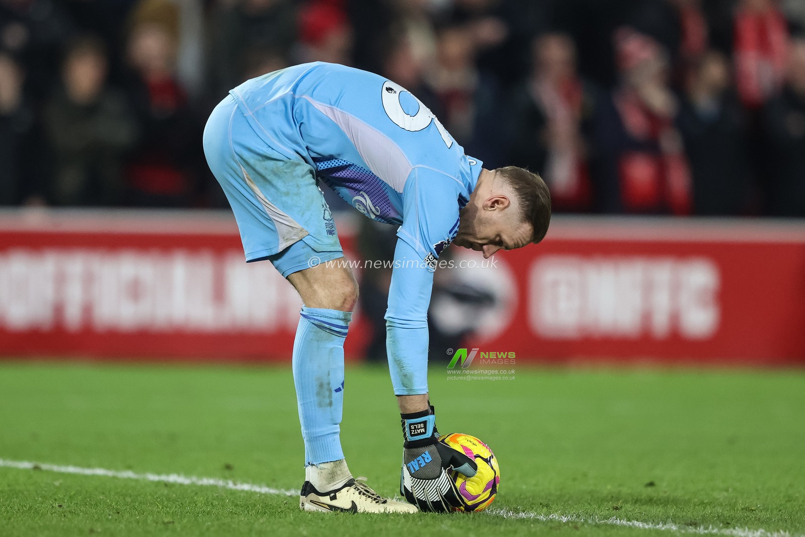 Matz Sels of Nottingham Forest places the ball for a goal kick during the Premier League match Nottingham Forest vs Liverpool at City Ground, Nottingham, United Kingdom, 14th January 2025

(Photo by Alfie Cosgrove/News Images)