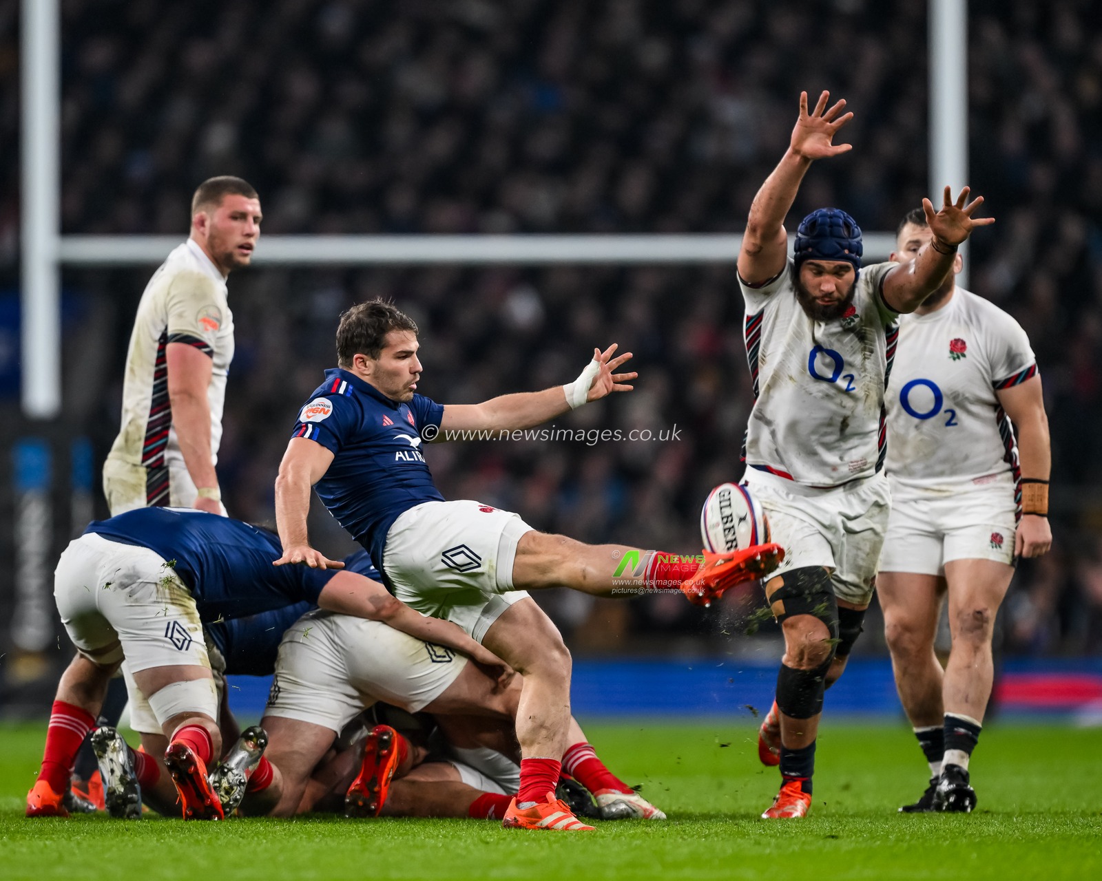 Antoine Dupont of France clears the ball during the 2025 Guinness 6 Nations match England vs France at Allianz Stadium,, Twickenham, United Kingdom, 8th February 2025

(Photo by Craig Thomas/News Images)