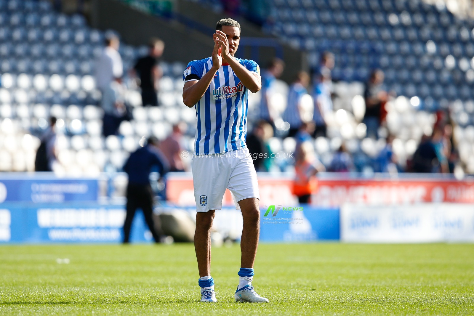 Jon Russell #5 of Huddersfield Town applauds fans after the Sky Bet Championship match Huddersfield Town vs Blackpool at John Smith's Stadium, Huddersfield, United Kingdom, 4th September 2022

(Photo by Ben Early/News Images)