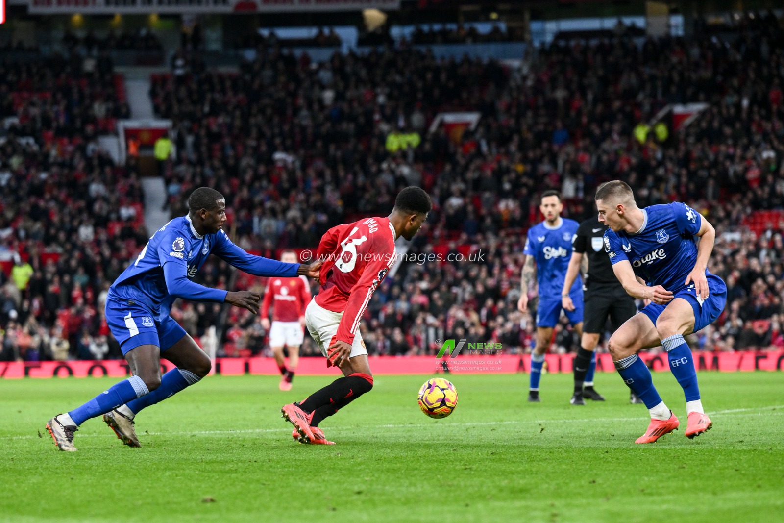 Abdoulaye DoucourÃ© of Everton pulls the shirt on Amad Diallo of Manchester United, no penalty given during the Premier League match Manchester United vs Everton at Old Trafford, Manchester, United Kingdom, 1st December 2024

(Photo by Craig Thomas/News Images)