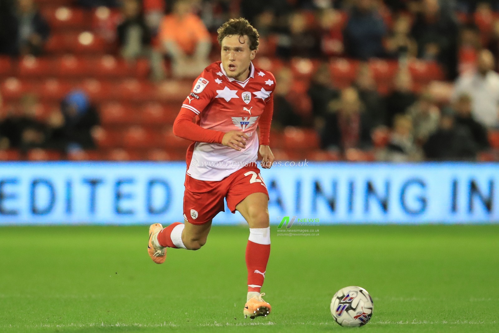 Callum Styles #20 of Barnsley breaks with the ball during the Sky Bet League 1 match Barnsley vs Portsmouth at Oakwell, Barnsley, United Kingdom, 19th September 2023

(Photo by Alfie Cosgrove/News Images)