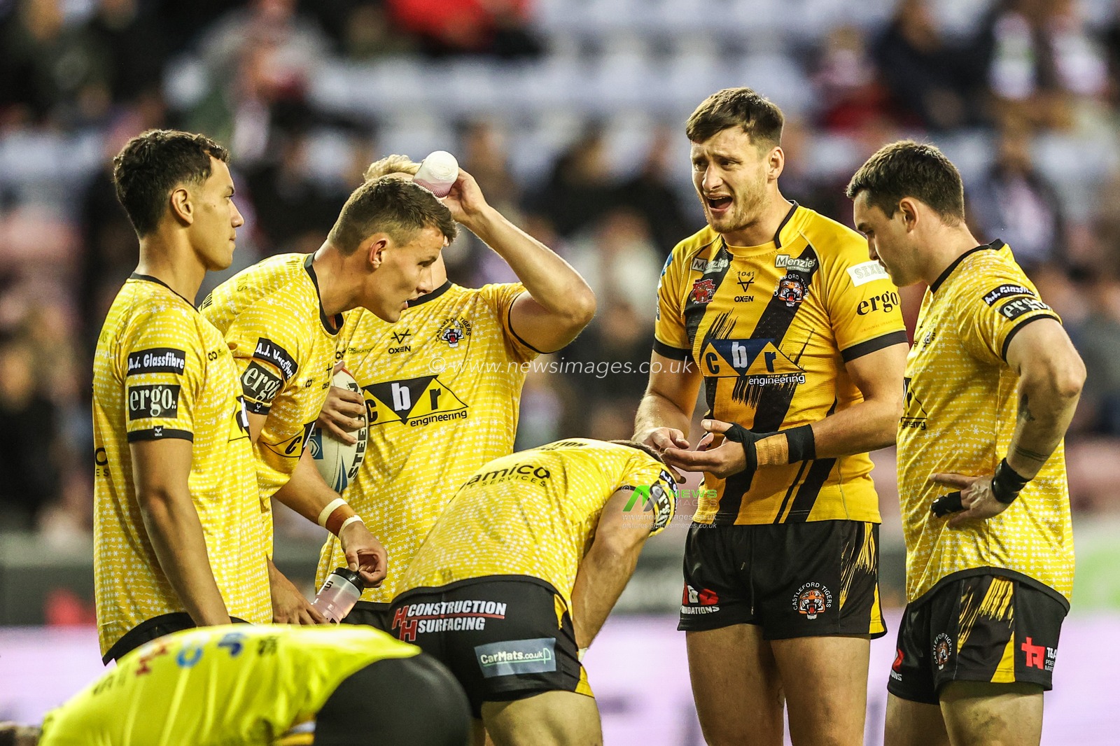 Sam Wood of Castleford Tigers has a chat with his team before the game during the Betfred Super League Round 26 match Wigan Warriors vs Castleford Tigers at The Brick Community Stadium, Wigan, United Kingdom, 12th September 2025

(Photo by Alfie Cosgrove/News Images)