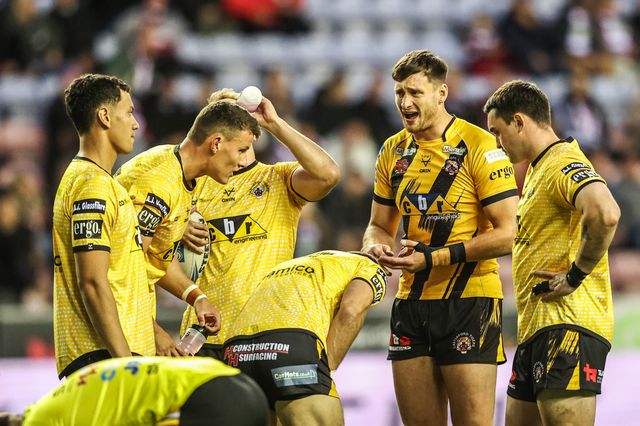 Sam Wood of Castleford Tigers has a chat with his team before the game during the Betfred Super League Round 26 match Wigan Warriors vs Castleford Tigers at The Brick Community Stadium, Wigan, United Kingdom, 12th September 2025

(Photo by Alfie Cosgrove/News Images)
