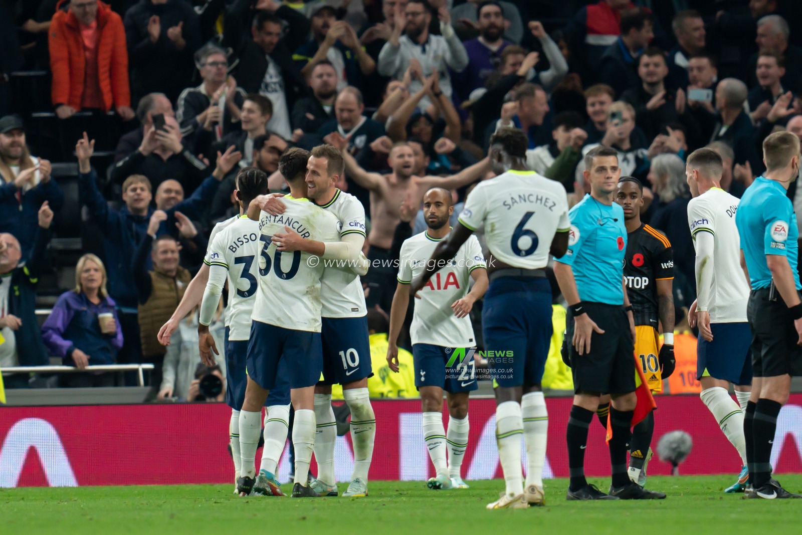 Harry Kane #10 of Tottenham Hotspur celebrates with Rodrigo Bentancur #30 of Tottenham Hotspur at the end of the game during the Premier League match Tottenham Hotspur vs Leeds United at Tottenham Hotspur Stadium, London, United Kingdom, 12th November 2022

(Photo by Richard Washbrooke/News Images)