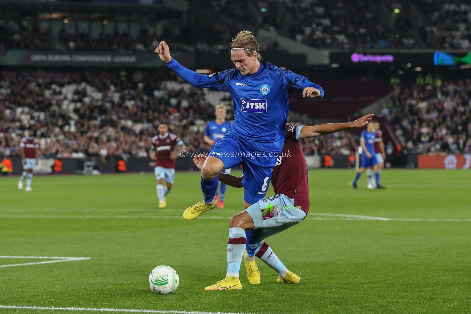Pablo Fornals #8 of West Ham United and StefÃ¡n Teitur ÃžÃ³rÃ°arson #8 of Silkeborg battle for the ball during the UEFA Europa Conference League match West Ham United vs Silkeborg at London Stadium, London, United Kingdom, 27th October 2022

(Photo by Arron Gent/News Images)