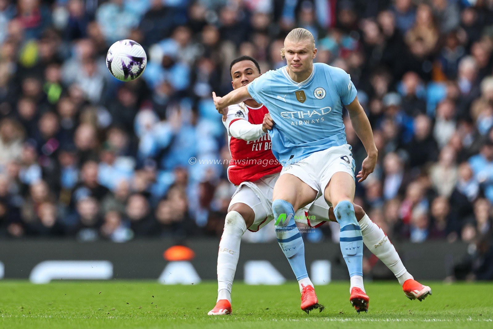 Gabriel of Arsenal and Erling Haaland of Manchester City battle for the ball during the Premier League match Manchester City vs Arsenal at Etihad Stadium, Manchester, United Kingdom, 31st March 2024

(Photo by Mark Cosgrove/News Images)