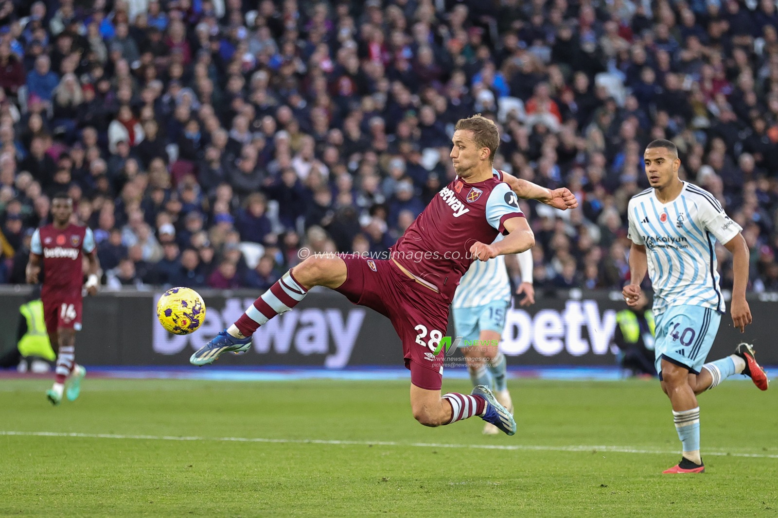 TomÃ¡Å¡ SouÄek #28 of West Ham United has a shot at goal during the Premier League match West Ham United vs Nottingham Forest at London Stadium, London, United Kingdom, 12th November 2023

(Photo by Mark Cosgrove/News Images)