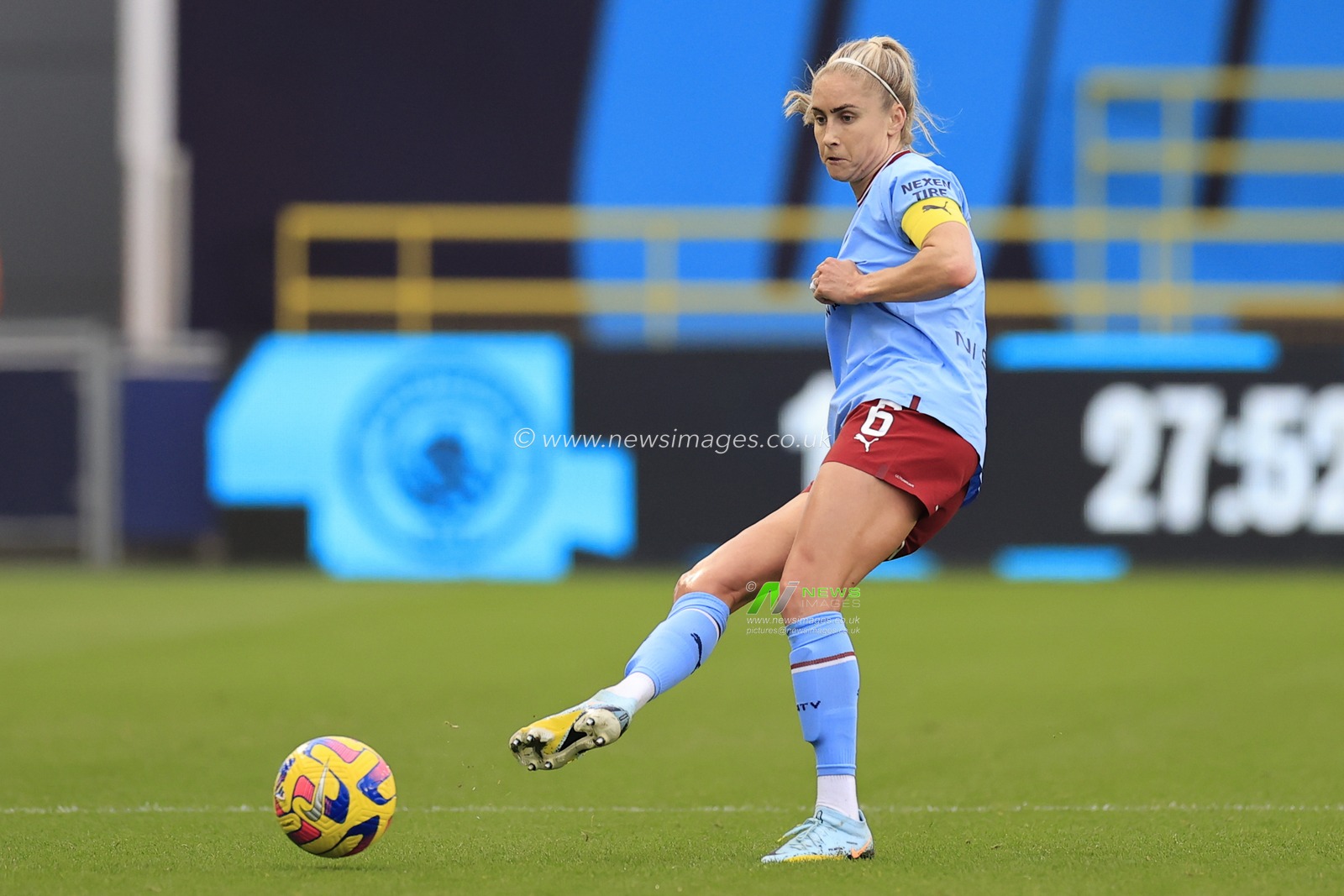 Steph Houghton #6 of Manchester City passes the ball during the FA Womens Continental League Cup match Manchester City Women vs Sunderland AFC Women at Etihad Campus, Manchester, United Kingdom, 27th November 2022

(Photo by Conor Molloy/News Images)