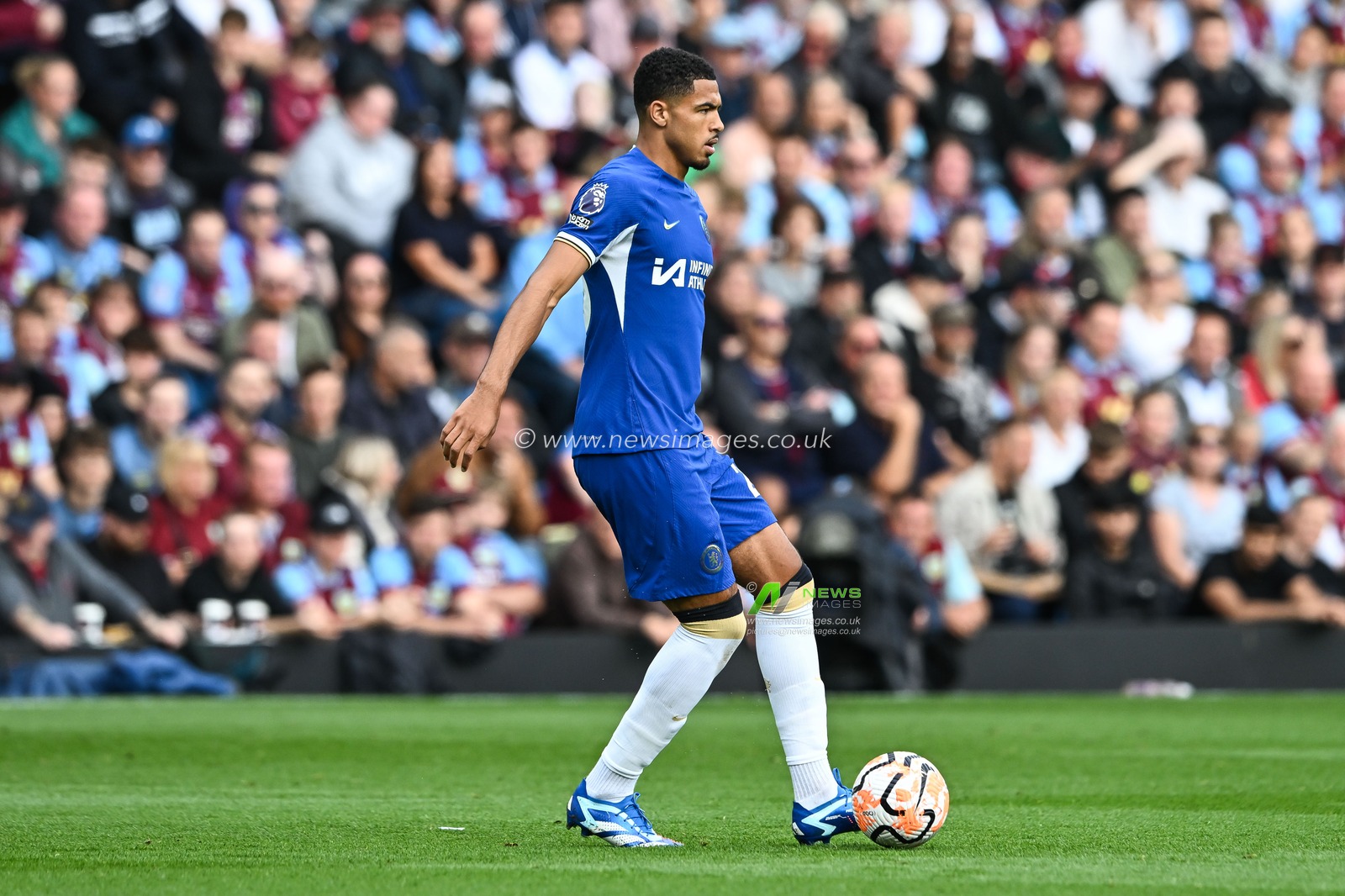 Levi Colwill #26 of Chelsea in action during the Premier League match Burnley vs Chelsea at Turf Moor, Burnley, United Kingdom, 7th October 2023

(Photo by Craig Thomas/News Images)